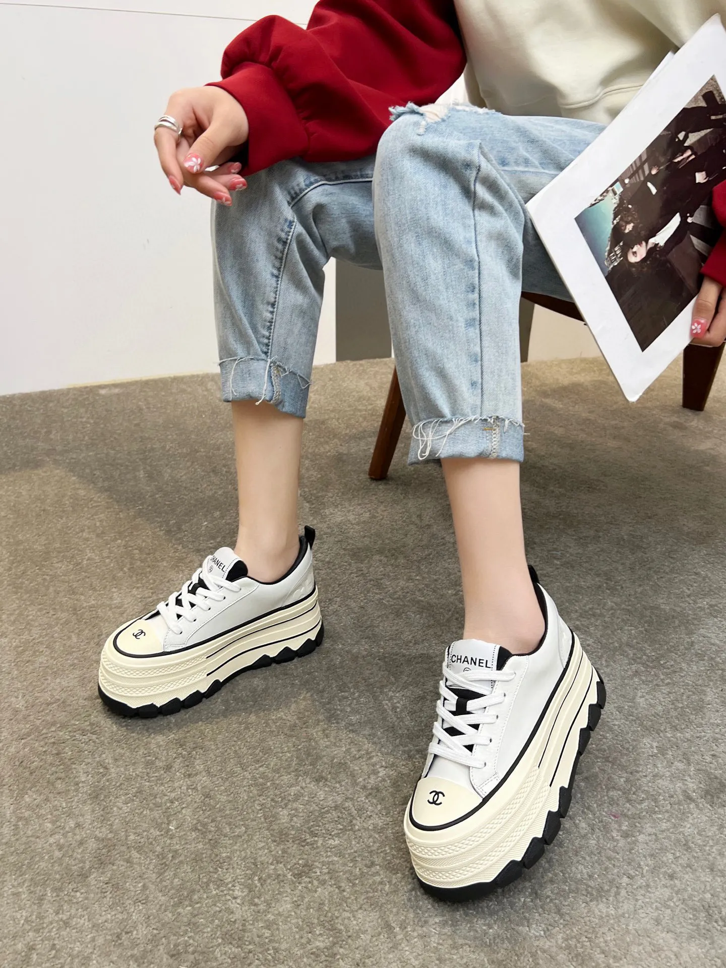 👟👟Ex-factory price 540👟👟 Chanel thick-soled biscuit shoes are a new retro series, showing a relaxed posture and lightness to start the summer journey. Continuing CHANEL's iconic deconstructed silhouette, the shoe body is presented with simple three-dimensional lines and double logos. The upper layer of cowhide material is injected with upper layer softness to enhance the foot feel. It adopts a thick rubber sole with geometric texture and rubber edging details. The leg heightening effect is comparable to that of leg plastic surgery. It makes your legs look bigger, slimmer and longer. It can be easily held in various styles. You can wear it with you! Upper material: cowhide Inner material: sheepskin lining Size: 35-40